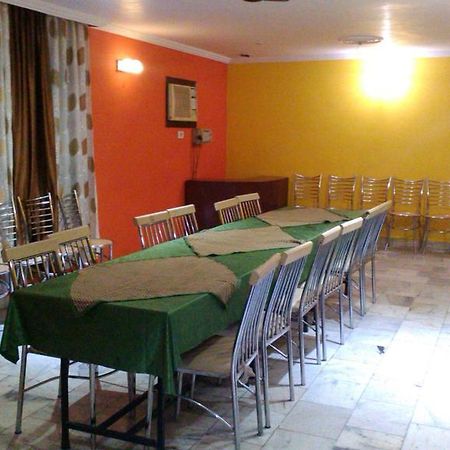 Hotel Kanishka Канпур Экстерьер фото
