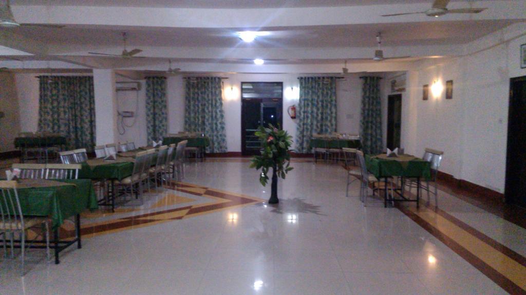 Hotel Kanishka Канпур Экстерьер фото